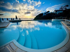 Piscine extérieure (ouverte en saison), parasols de plage