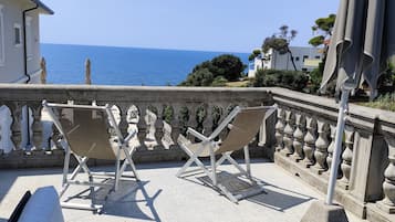 Classic-Vierbettzimmer, Terrasse, eingeschrÀnkter Meerblick | Terrasse/Patio