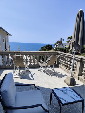 经典四人房, 露台, 部分海景 | 露台