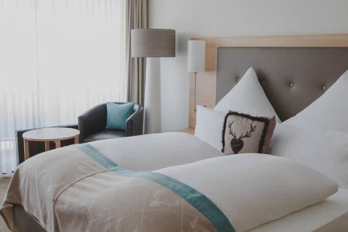 classic double room | hypo-allergenic bedding, minibar, in-room safe, desk