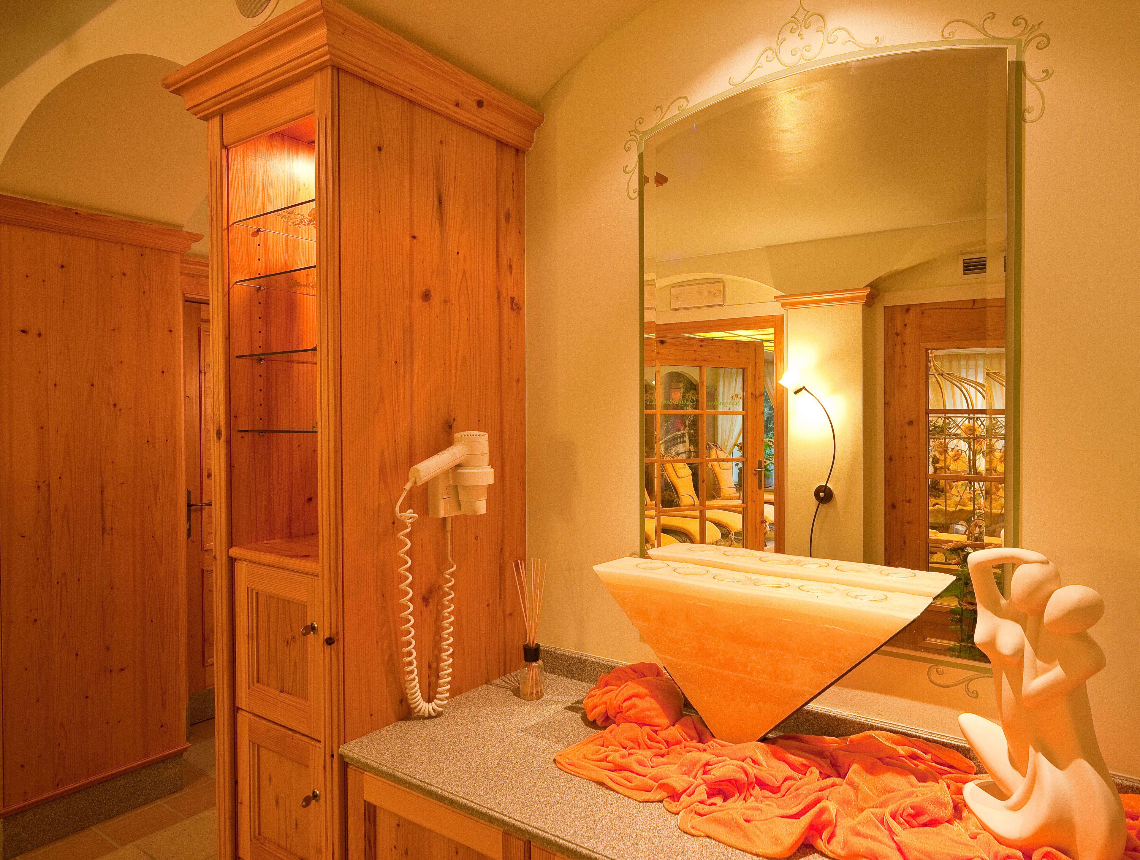 sauna, hot tub, steam room, turkish bath/hammam