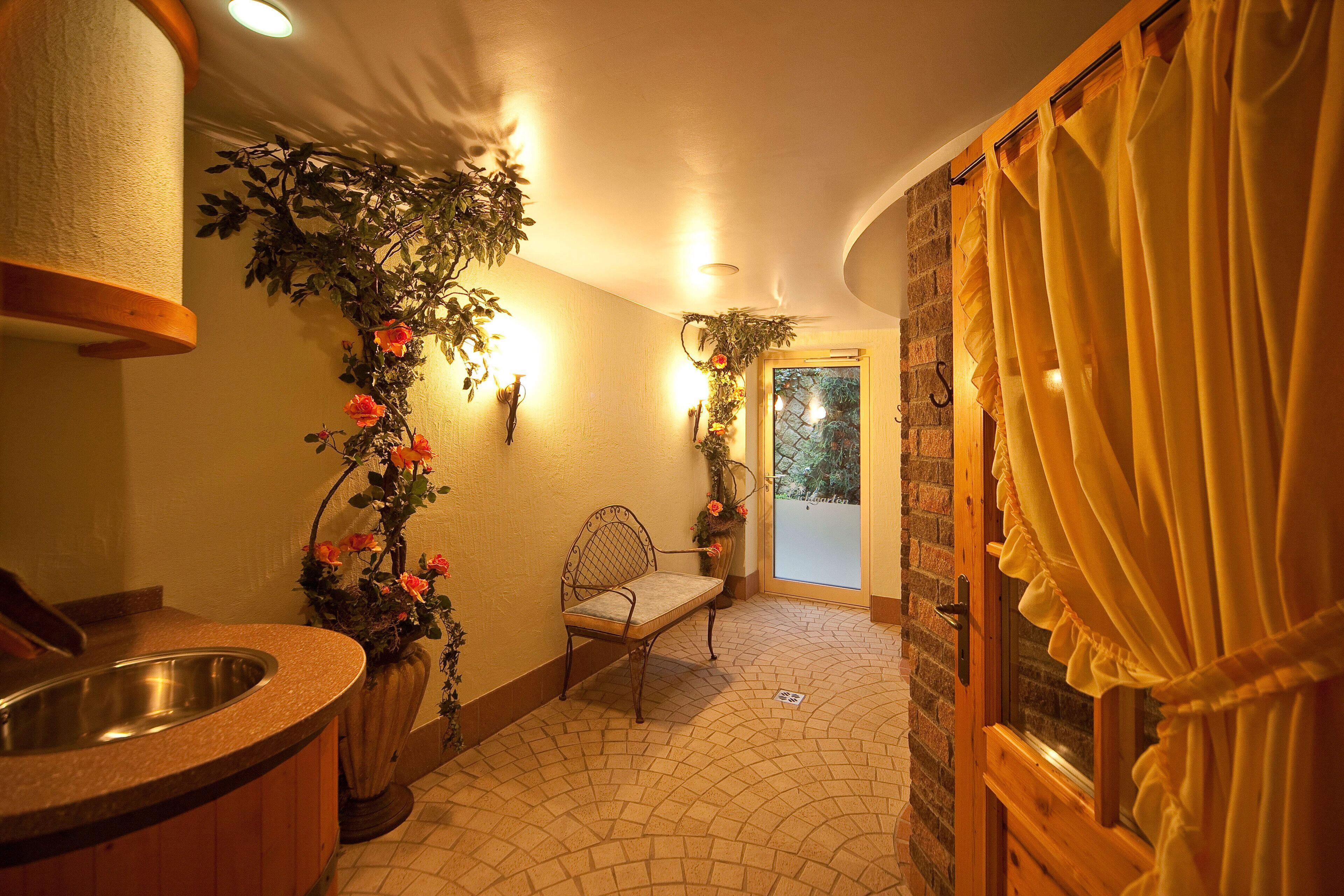 sauna, hot tub, steam room, turkish bath/hammam