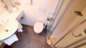 Ein Badezimmer mit Waschbecken, Toilette und Dusche.