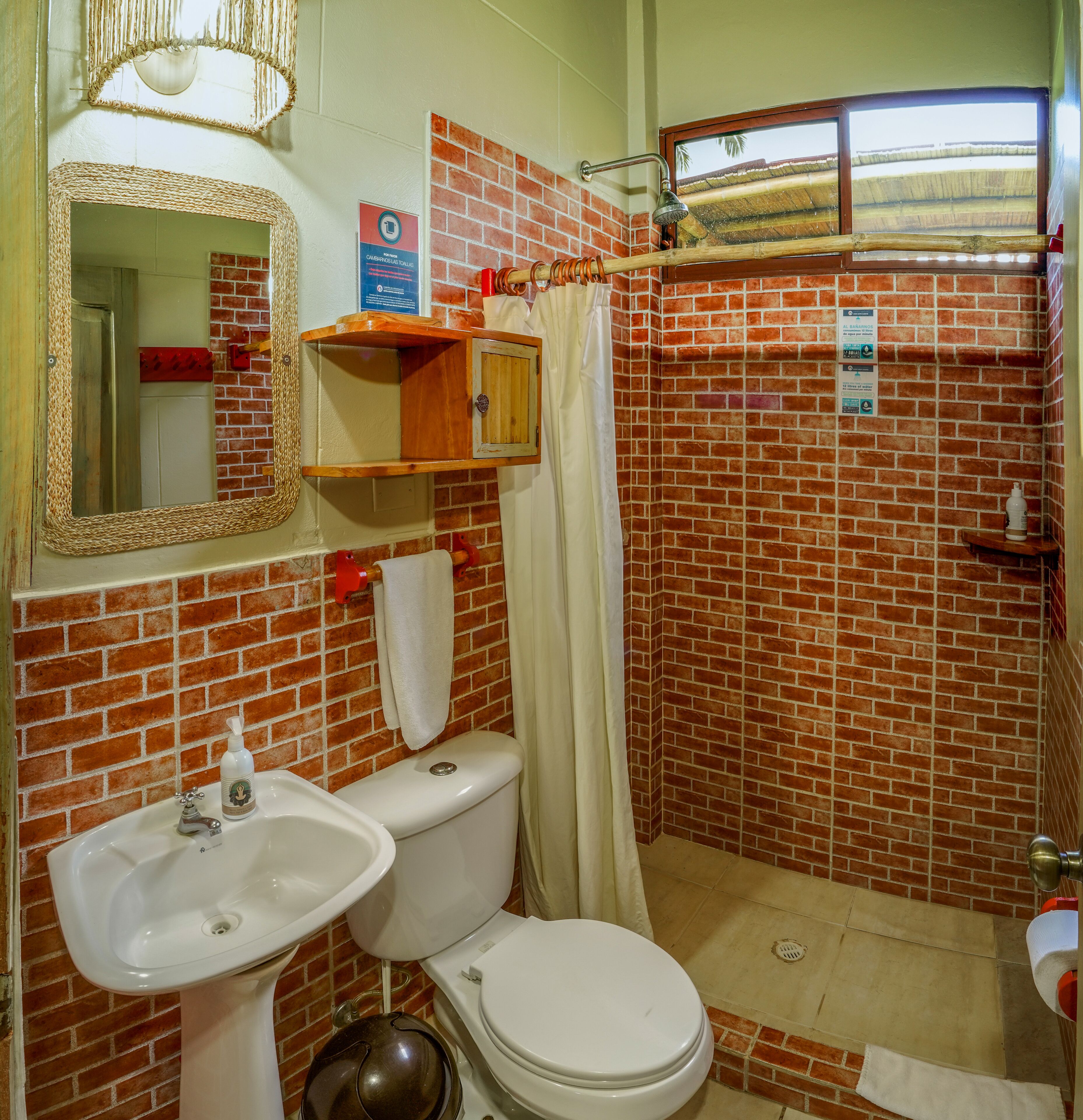 basic double room | bathroom | towels