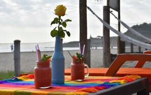 Outdoor dining - Hotel Kundalini (Manglaralto)