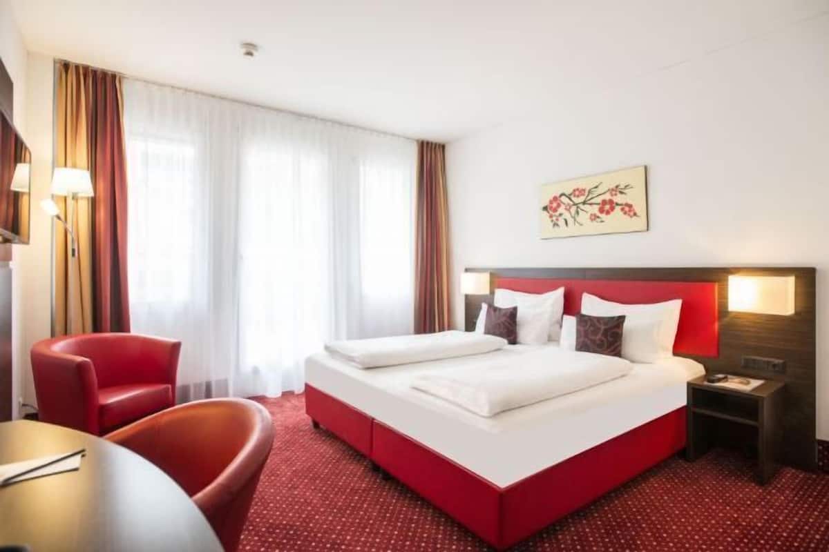 1 bedroom, premium bedding, minibar, in-room safe