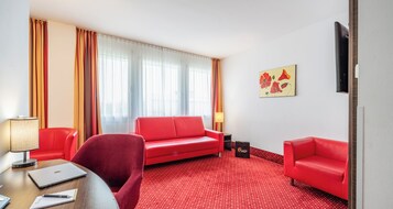 Quarto quádruplo conforto | 1 quarto, roupas de cama premium, frigobar, cofres nos quartos