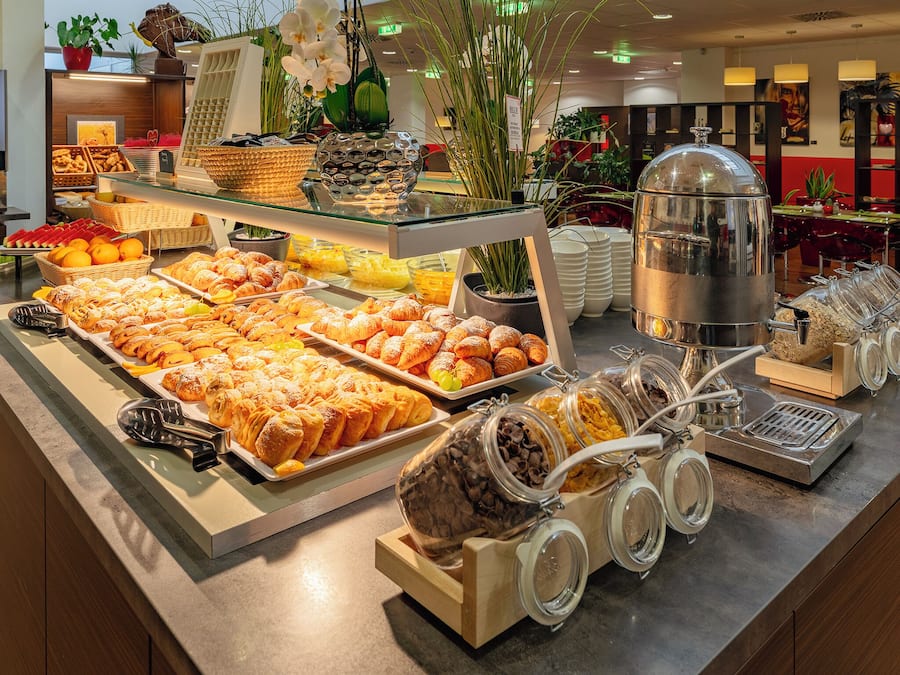 Desayuno buffet diario (EUR 20 por persona)