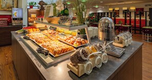 Tägliches Frühstücksbuffet (18.00 EUR pro Person)