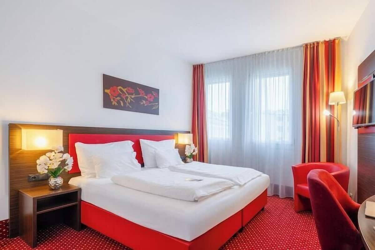 1 bedroom, premium bedding, minibar, in-room safe
