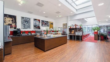 Tägliches Frühstücksbuffet (18.00 EUR pro Person)