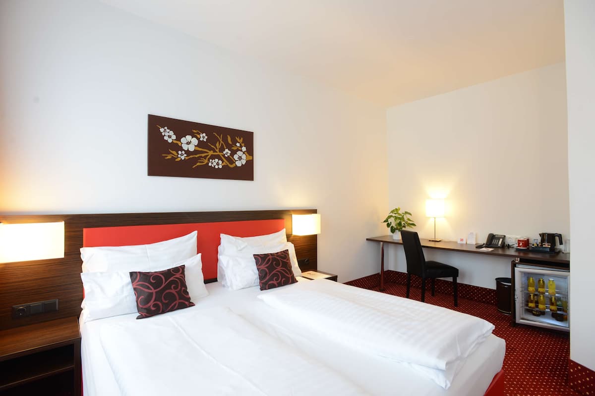 Chambre Confort, 1 lit double, vue cour intérieure | 1 chambre, literie de qualité supérieure, minibar
