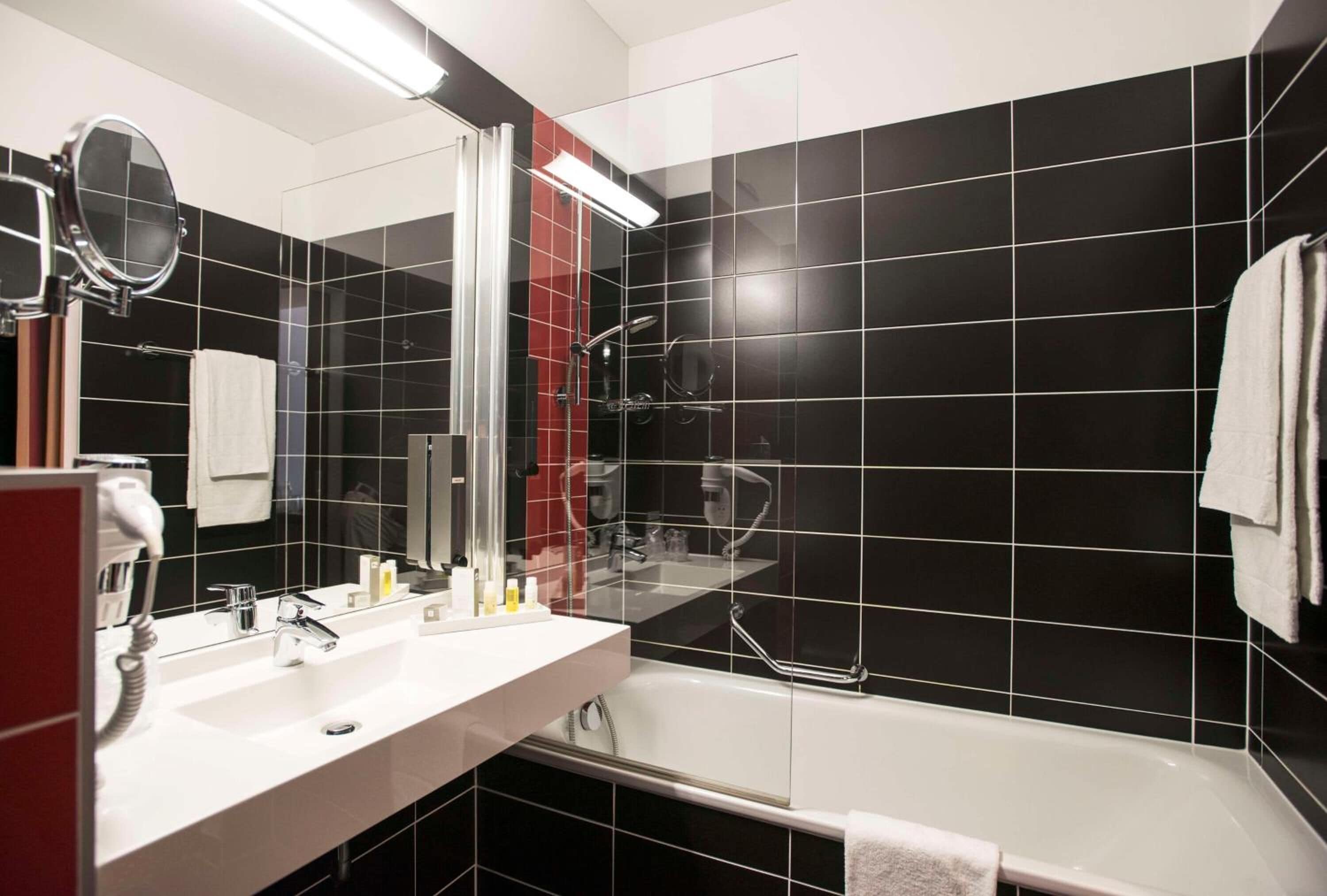 Kostenlose Toilettenartikel, Haartrockner, Bademäntel, Hausschuhe