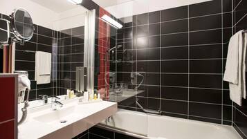 Kostenlose Toilettenartikel, Haartrockner, Bademäntel, Hausschuhe