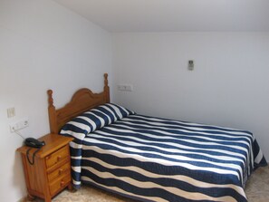 Single Room (sloping ceiling) | Desk, free WiFi, bed sheets - Campomar (Cartagena)