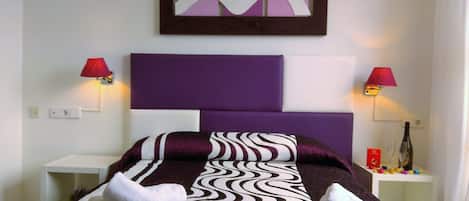 Quarto casal ou duplo | Escrivaninha, Wi-Fi de cortesia, roupa de cama