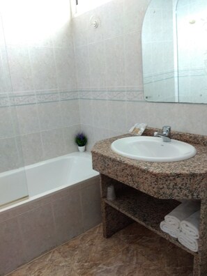 Dreibettzimmer Frühstück nicht inbegriffen für 2 Erwachsene und 1 Kind | Badezimmer