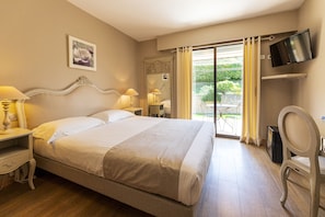 Chambre Double Supérieure Terrasse / Vue Rocher | Peti besi dalam bilik, meja, langsir/tirai gelap terus, kalis bunyi 