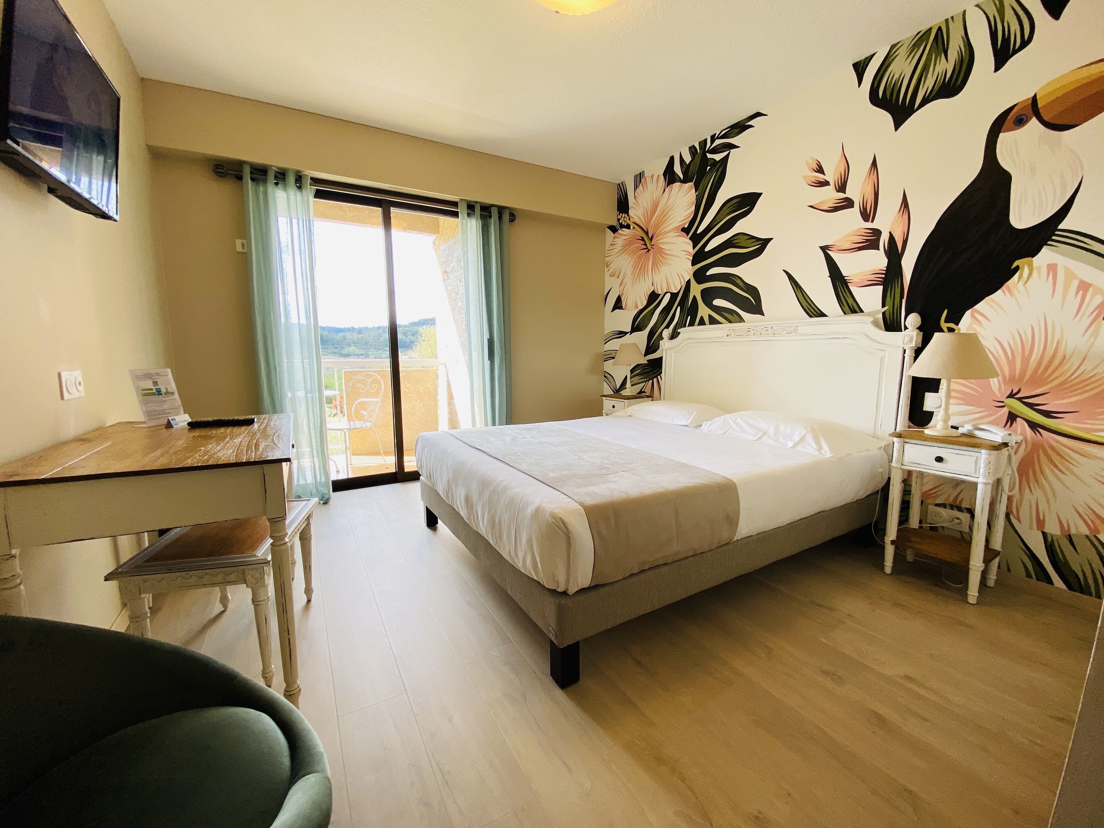 Chambre Double Supérieure Balcon / Vue vallée | In-room safe, desk, blackout drapes, soundproofing