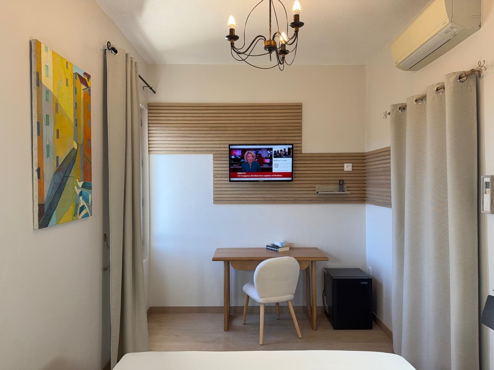 Classic-værelse | Pengeskab på værelset, skrivebord, mørklægningsgardiner, lydisolering