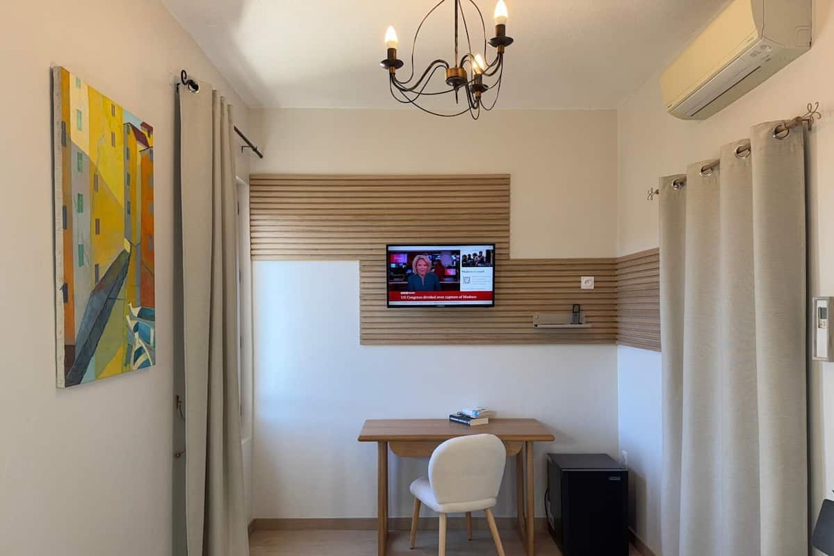 Classic Room | In-room safe, desk, blackout drapes, soundproofing