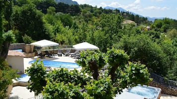 Piscina stagionale all'aperto, ombrelloni da piscina, lettini