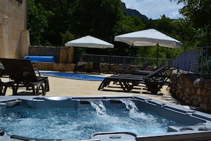 Outdoor spa tub