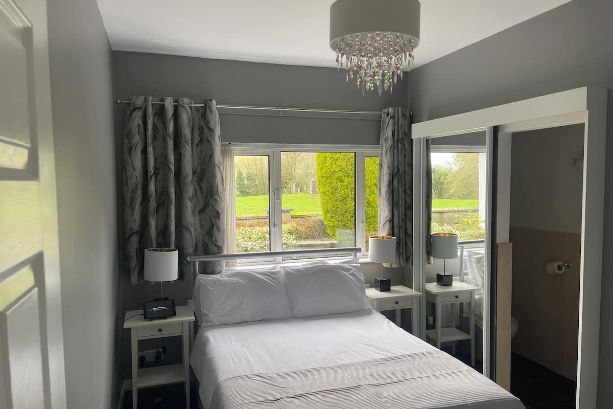 Double Room | Desk, iron/ironing board, free WiFi, bed sheets