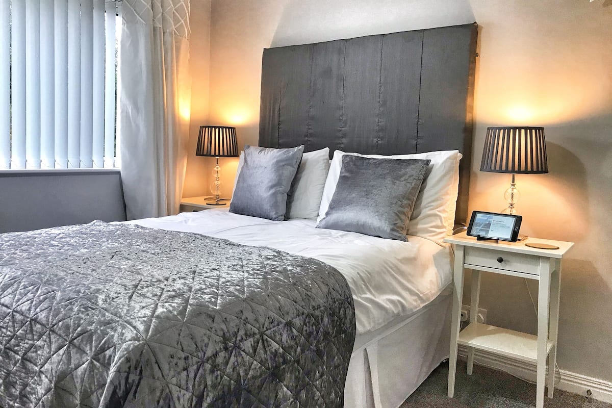 Desk, iron/ironing board, free WiFi, bed sheets