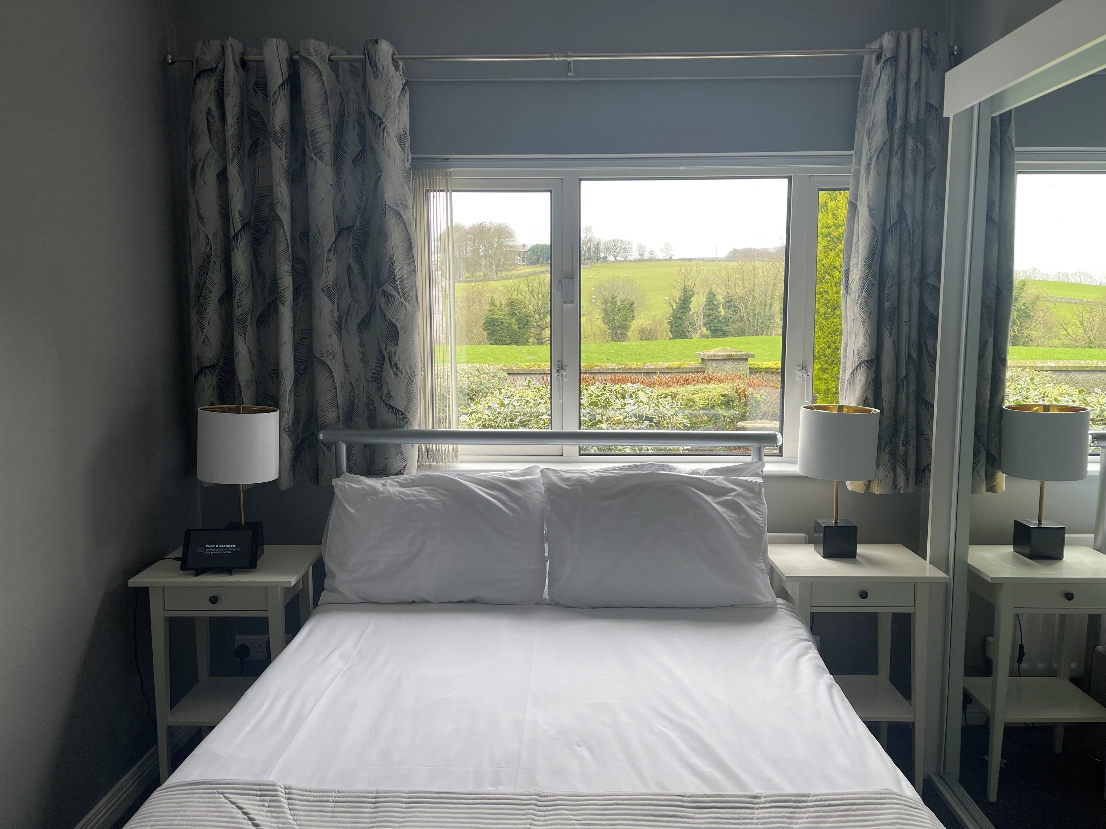 Bureau, fer et planche à repasser, Wi-Fi gratuit, draps fournis