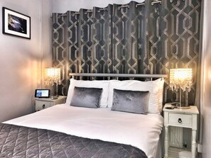 Standard-huone, 1 parisänky | Työpöytä, silitysrauta/-lauta, ilmainen Wi-Fi, vuodevaatteet