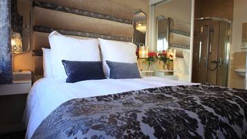 King Room | Desk, iron/ironing board, free WiFi, bed sheets