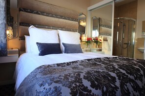 Kahden hengen huone, 1 suuri parisänky | Työpöytä, silitysrauta/-lauta, ilmainen Wi-Fi, vuodevaatteet