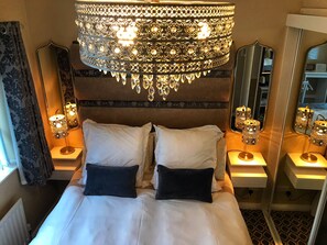 Camera doppia, 1 letto king | Una scrivania, ferro/asse da stiro, Wi-Fi gratuito, lenzuola