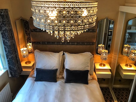 Escritorio, tabla de planchar con plancha, wifi gratis y ropa de cama