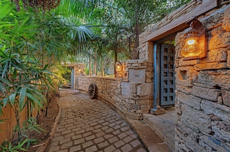 Ropa de cama de alta calidad, cubrecamas y minibar . The Fern Gir Forest Resort, Sasan Gir - A Fern Crown Collection Resort