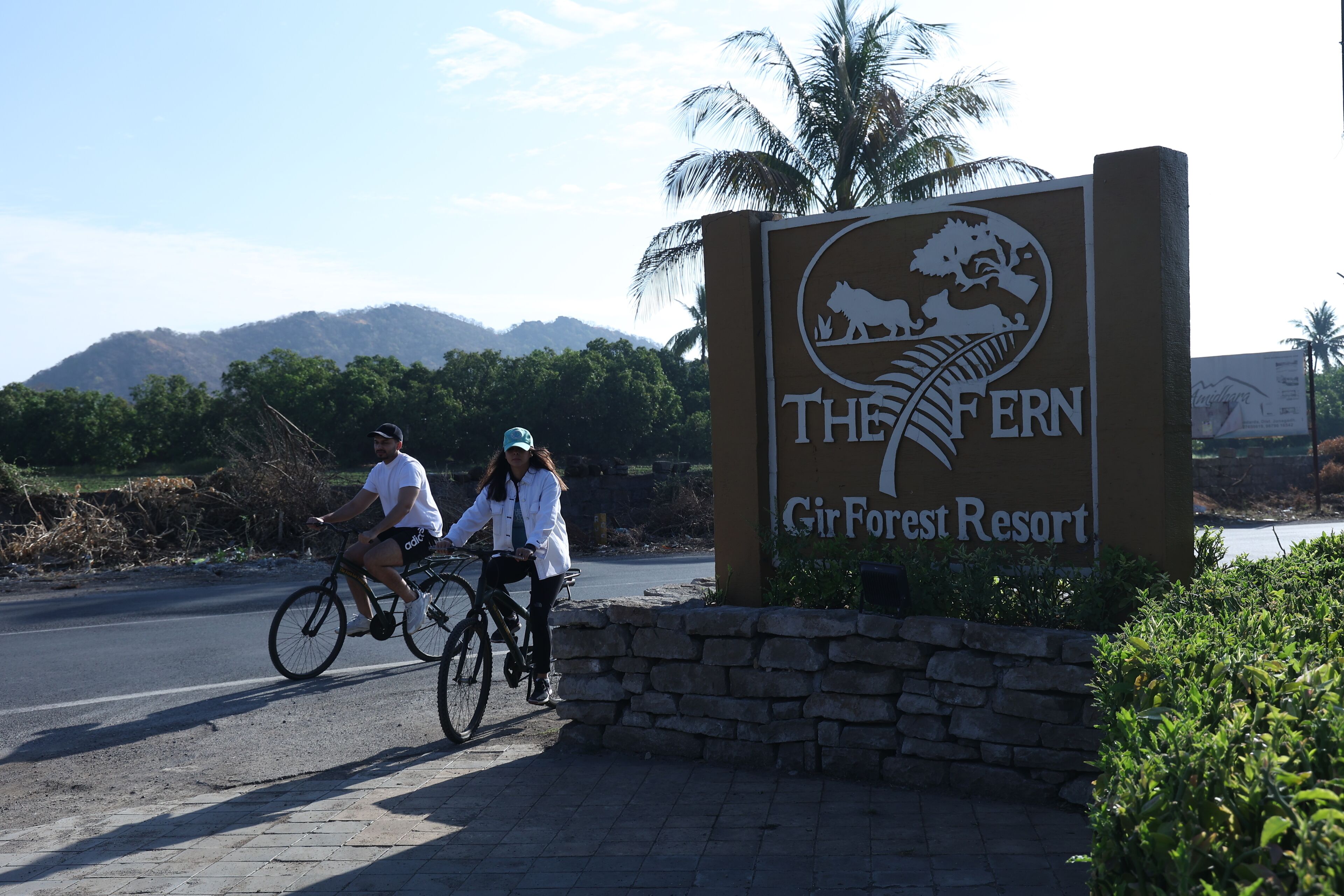 Señal para The Fern GirForest Resort, con un logotipo que presenta un rinoceronte y una palmera.