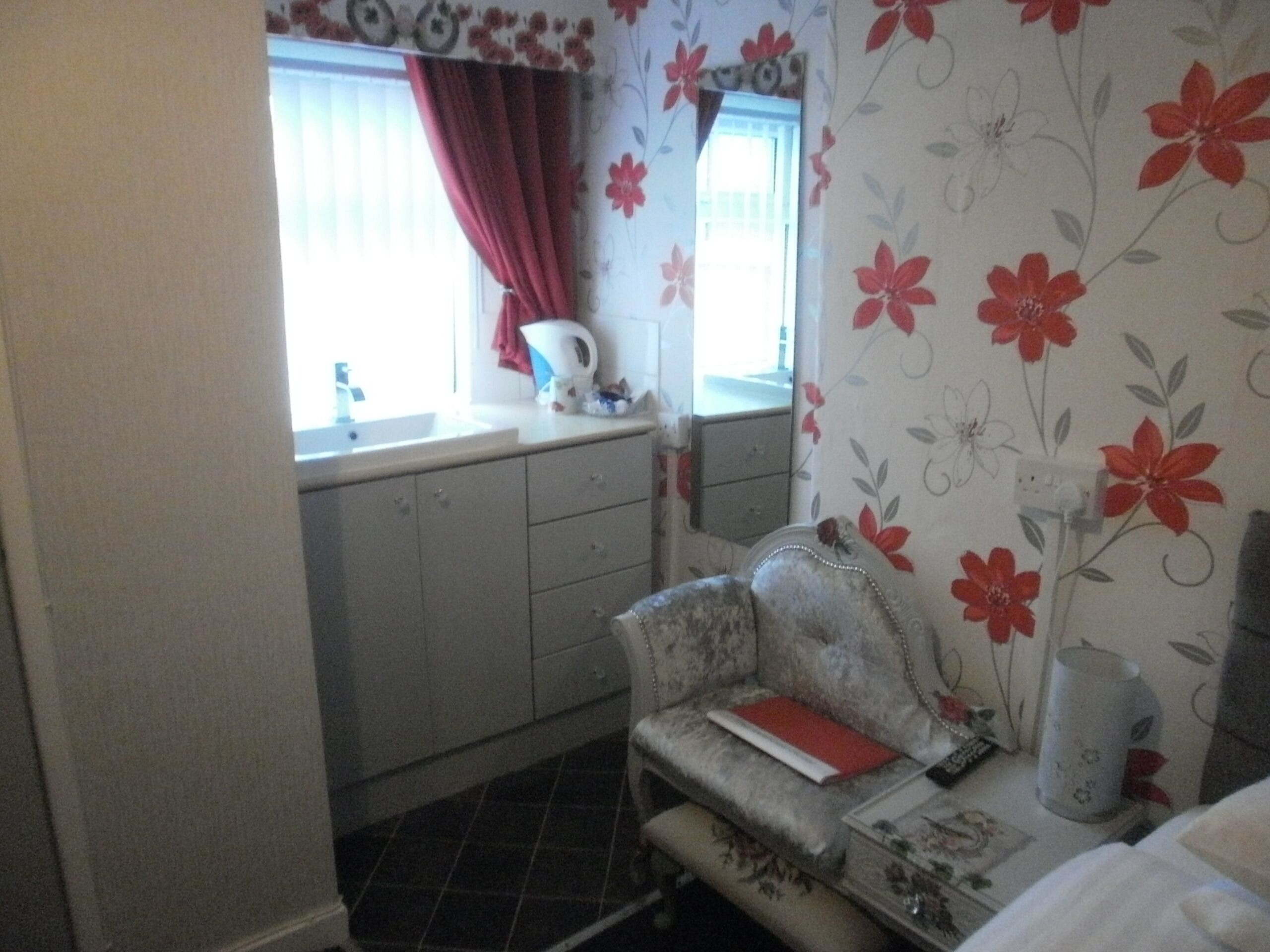 basic single room, ensuite (room 8.)