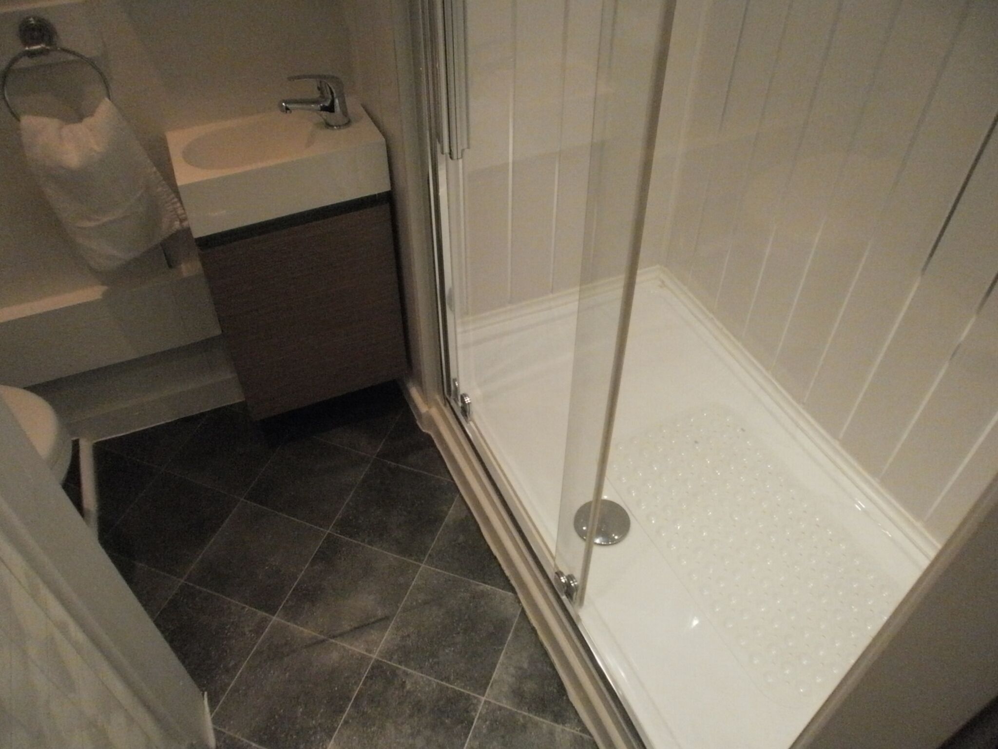 standard suite, ensuite (room 1, sleeps 4) | bathroom