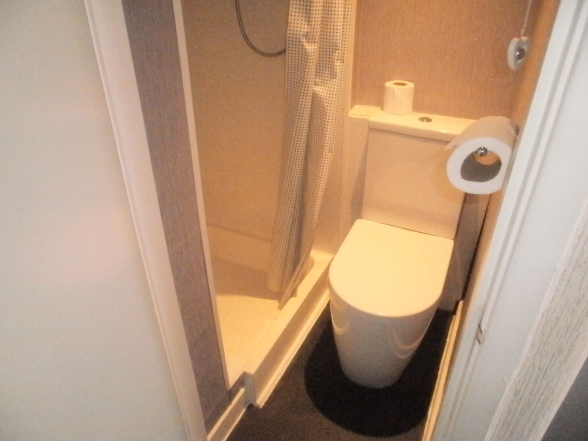 basic single room, ensuite (room 6) | bathroom