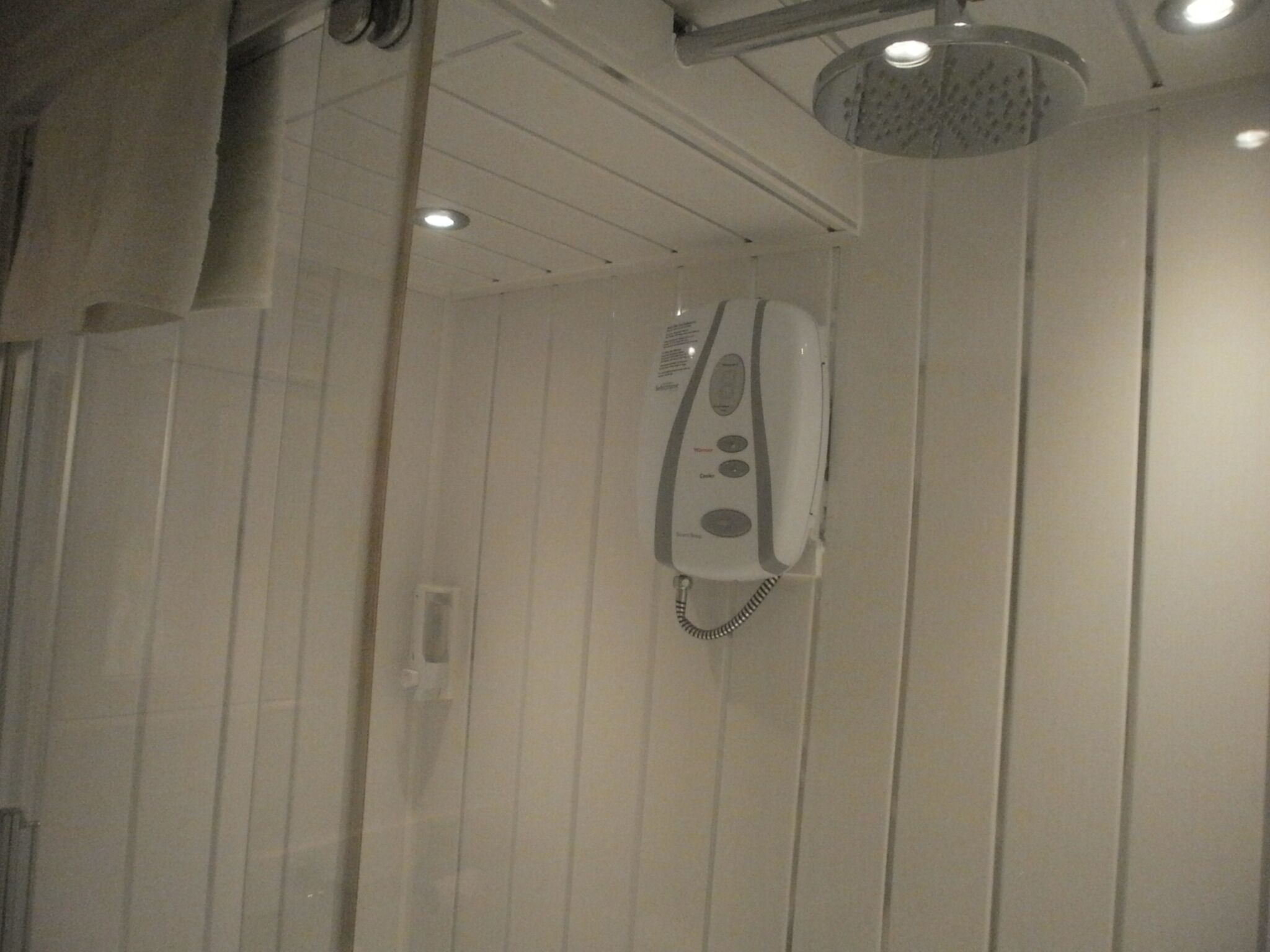 standard suite, ensuite (room 1, sleeps 4) | bathroom