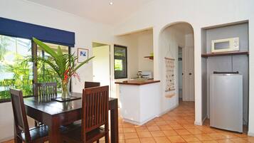 Full-size fridge, microwave, oven, stovetop