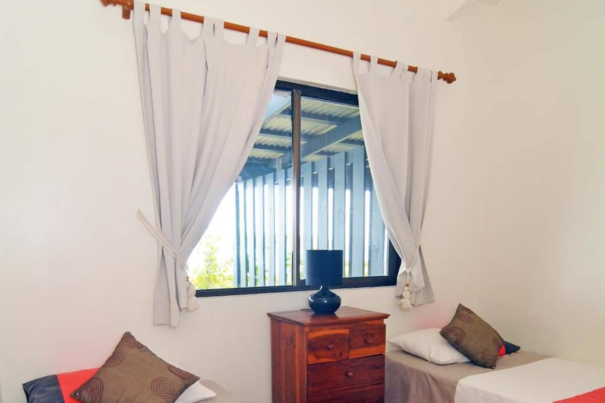 Departamento estándar, 2 habitaciones, vista a la laguna | Ropa de cama de alta calidad y caja de seguridad en la habitación