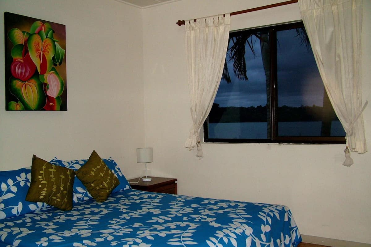 Ropa de cama de alta calidad y caja de seguridad en la habitación