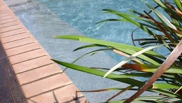 Piscina externa, barracas de cortesia, espreguiçadeiras