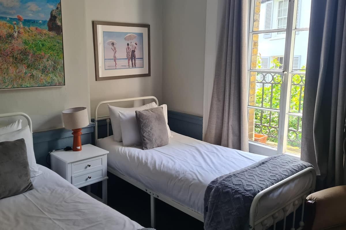 Twin Room, Ensuite (Victoria)