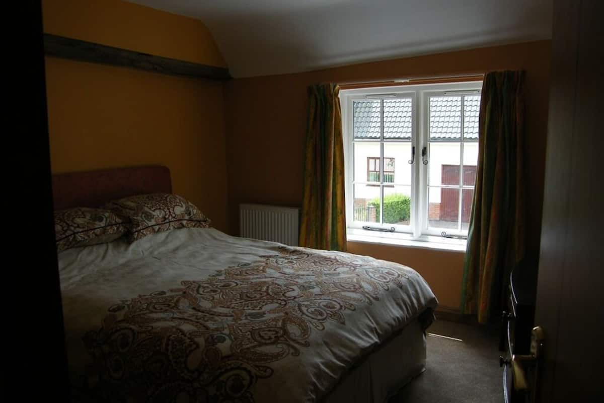 quadruple room, shared bathroom (sleeps upto 4 persons)