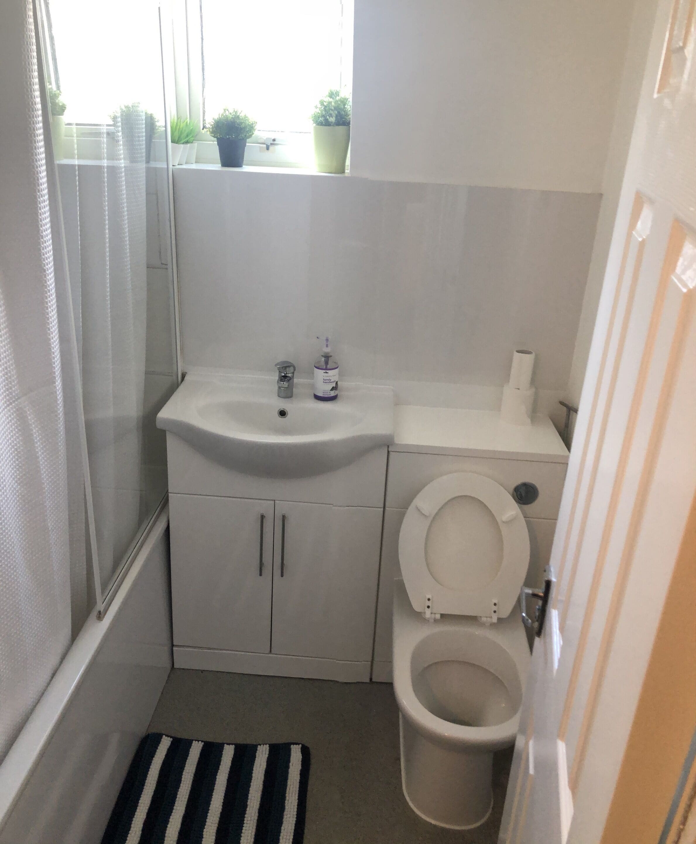 Small Two-Bedroom Apartment (Copthorne Mews, UB3 4BN) | Bathroom