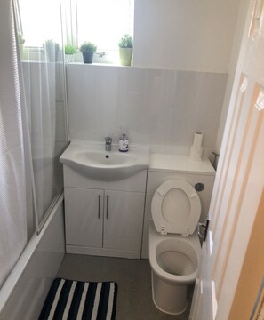Appartement, en-suite badkamer (Copthorne Mews Ub3 4bn ) | Badkamer