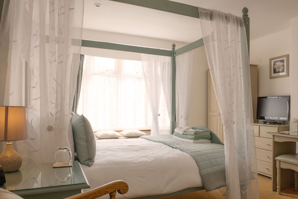 Premium bedding, iron/ironing board, free cribs/infant beds, free WiFi